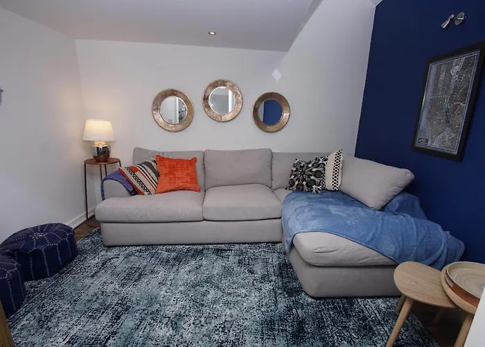 Loft Style Apartment For 4, 1 Broadhurst Court, Close To Town, Station & Hospital