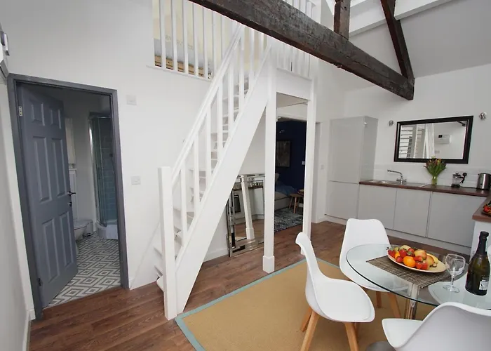 Loft Style Apartment For 4, 1 Broadhurst Court, Close To Town, Station & Hospital